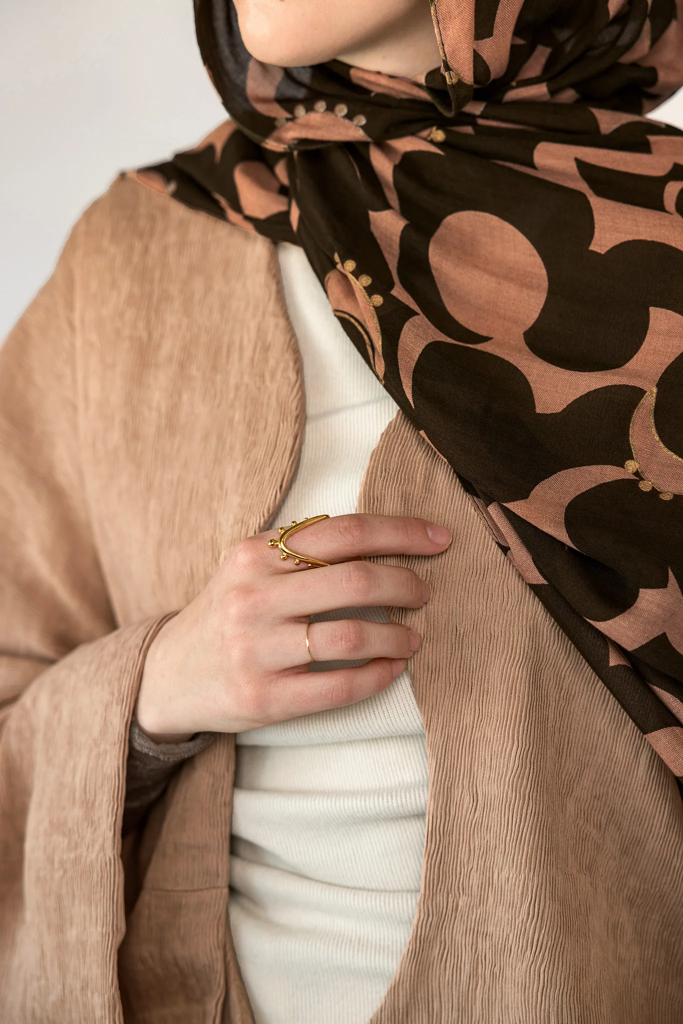 Tan Curve Abaya - Image 3